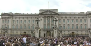 El estandarte real se iza por primera vez en el Palacio de Buckingham por Carlos III