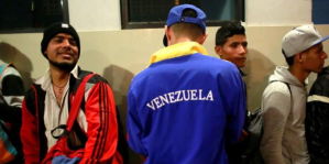 ¿Qué desafíos enfrentan los migrantes venezolanos con estudios incompletos en Perú?