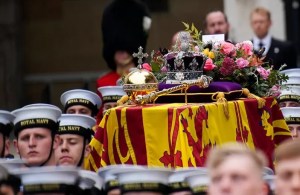 Cuáles son los símbolos que adornaron el féretro de la reina Isabel II en su funeral
