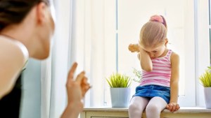 Las siete actitudes de los padres narcisistas que dañan a los hijos: ¿Te sientes identificado?