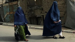 Talibanes asesinaron a dos mujeres durante el allanamiento de una casa en Afganistán
