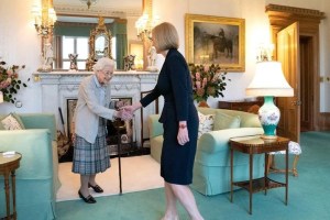 ¿Qué guardaba la reina Isabel II en su bolso y por qué lo llevaba hasta en la sala de su casa?
