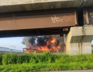 EN FOTOS: reportan el incendio de un galpón en la zona industrial El Piñonal en Aragua