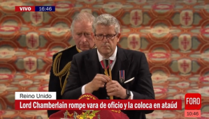 Lord Chamberlain rompe vara de oficio y la coloca sobre el ataúd de Isabel II, su reinado a terminado (Video)