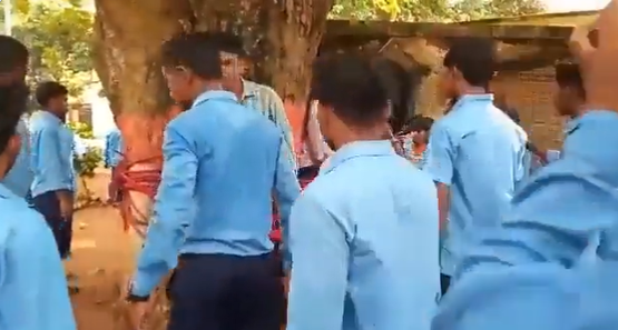 Alumnos indios atan a su profesor a un árbol y lo golpean por ponerles malas notas (Fuertes imágenes)