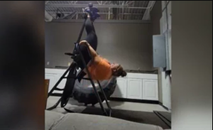 VIRAL: Llamó a emergencias en su primer día de “gym”… se quedó atrapada en una máquina