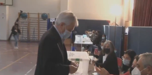 Expresidente chileno Sebastián Piñera ejerció el voto en el plebiscito sobre la Constitución este #4Sep (VIDEO)