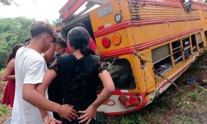 ¡Impactante! Equipo de fútbol sobrevive a caída de autobús en un abismo