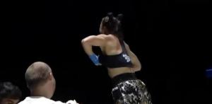 Noqueó a su rival e hizo topless: alocado festejo de una luchadora de MMA (Video)
