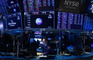 Wall Street cierra a la baja última jornada tras un gran mes de octubre