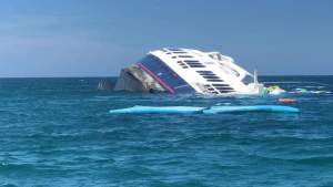 Al menos tres muertos y un desaparecido al hundirse embarcación turística en Galápagos