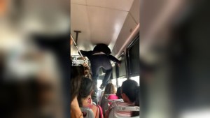 Viral: Estudiante camina sobre pasajeros en un autobús para bajar y llegar a clases a tiempo (VIDEO)