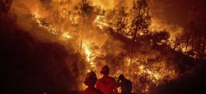 Poderoso incendio forestal se propaga sin control al centro de California