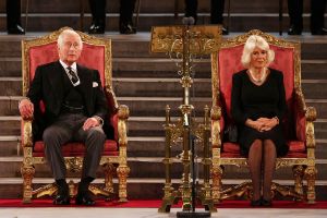 Una asistente de Carlos III dimite tras ser acusada de comentarios racistas