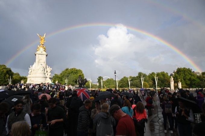 Un hermoso arcoíris apareció en el cielo de Inglaterra minutos antes del anuncio de la muerte de Isabel II (FOTOS)