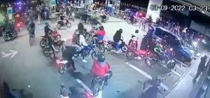 Masiva banda de motochoros irrumpieron en una bomba en Argentina para robar gasolina (VIDEO)