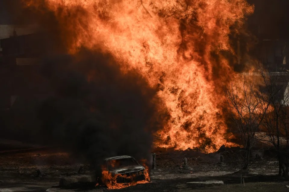 Escalofriante VIDEO: Municiones incendiarias a base de magnesio caen sobre una ciudad ucraniana