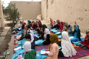 Los talibanes miran a otro lado con la apertura de algunas escuelas femeninas