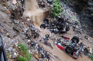 Al menos dos carros fueron arrastrados en la quebrada Mapurite en La Guaira tras fuertes lluvias (VIDEO)