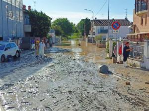 Un tromba de agua arrasa en dos horas el centro de Italia: se reportan al menos 10 muertos