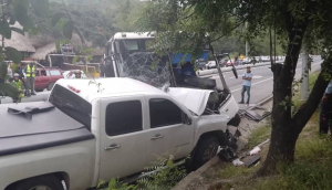 Autobús perdió los frenos e impactó a camioneta en la autopista Caracas – La Guaira (Video)