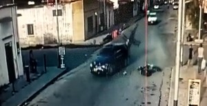 Impactante: Funcionarios de la PNB chocaron contra un vehículo en Barquisimeto (Video)