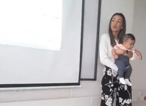 El tierno gesto de una profesora que sostiene al bebé de una alumna durante la clase (VIDEO)