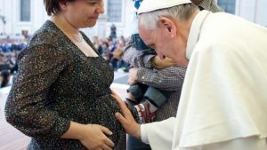 El papa Francisco pidió que no haya más embarazadas que pierdan su trabajo