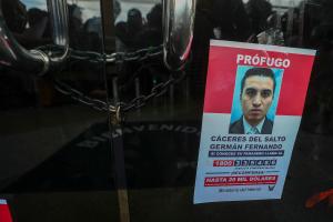 Ecuador se vuelca a buscar al agente sospechoso de matar a una mujer en una sede policial (VIDEO)