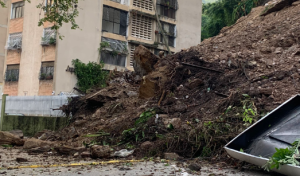 Derrumbe afectó al menos 14 apartamentos de edificio en Caracas (Video)