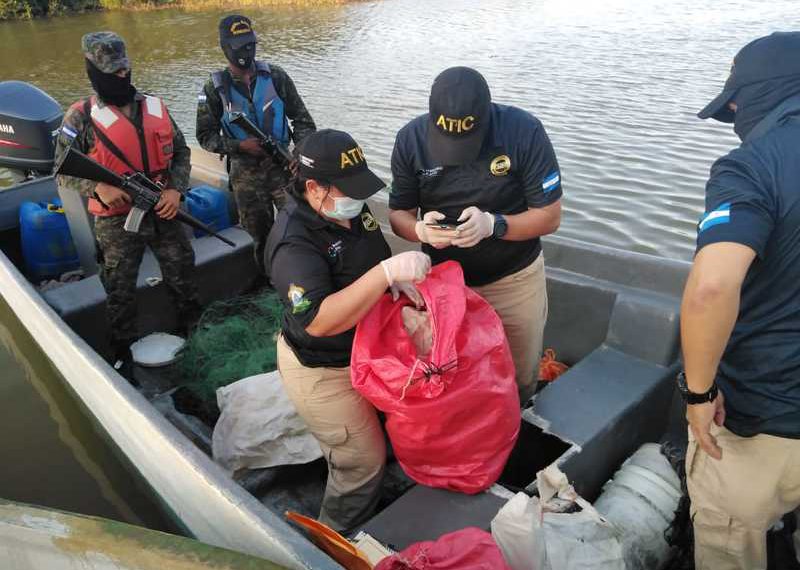 Honduras decomisa una lancha con casi 40 kilos de cocaína y detiene a cuatro hombres