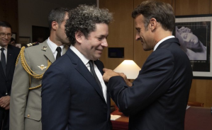 Gustavo Dudamel recibió la Orden de las Artes y Letras de Francia de la mano de Emmanuel Macron