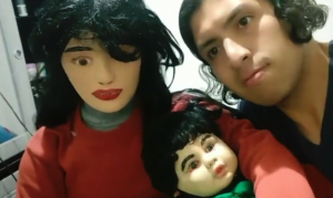 WTF?! Cristián Montero se casó con una muñeca de trapo y ya tuvo dos hijos con ella (Video)
