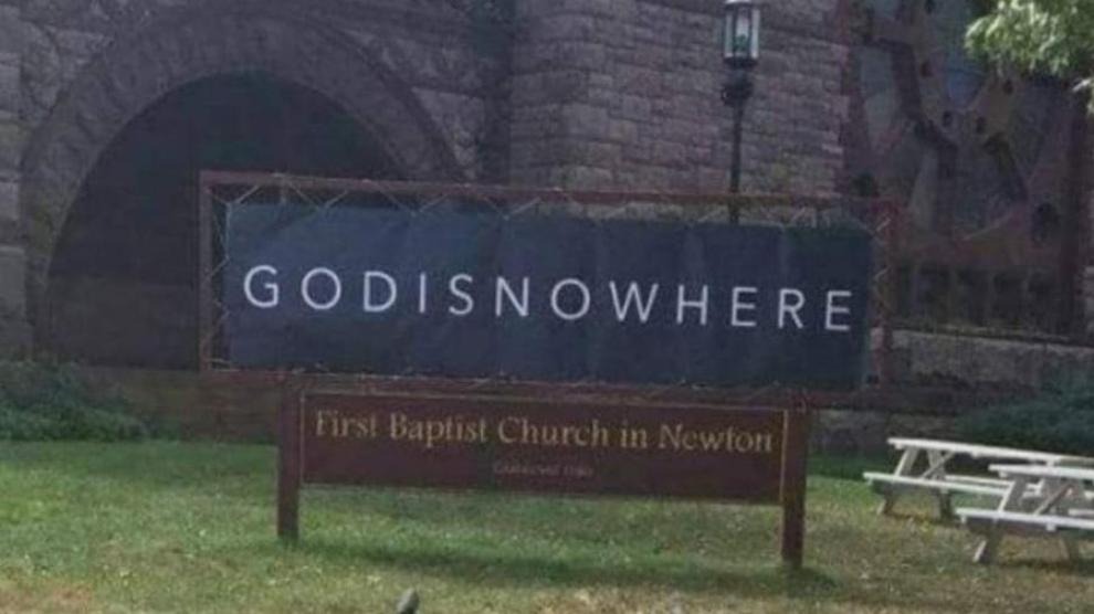 El curioso cartel de una iglesia en EEUU que se hizo VIRAL en Twitter tras dividir a los creyentes y ateos