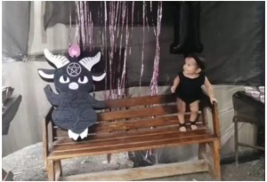 Mujer le hizo fiesta satánica de cumpleaños a su bebé de un año (VIDEO)
