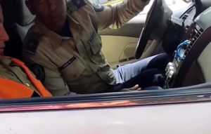 VIDEO: PoliSucre que irrespeta los semáforos apuntó y amenazó a motorizado en La Urbina