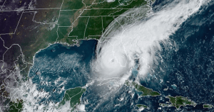 El huracán Ian tras atacar Florida se debilita a categoría 2