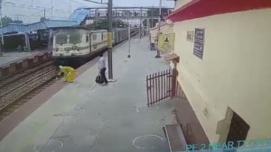El impactante VIDEO de una mujer que se salvó en dos ocasiones de ser arrollada por un tren