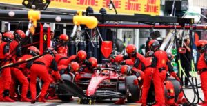 Ferrari tuvo otro error garrafal: sus mecánicos olvidaron una goma en la parada de Sainz y estallaron los memes