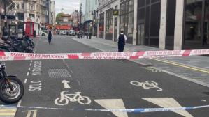Un hombre apuñala con un cuchillo a dos policías en pleno centro de Londres