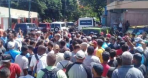 Conductores paralizan transporte en Vargas exigiendo aumento del pasaje (Video)