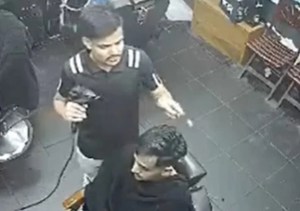 Aterrador VIDEO VIRAL: un peluquero enciende el secador de pelo y le lanza fuego a su cliente