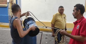 Lo que el chavismo se llevó: Habitantes recogen agua de un pozo en pleno casco Histórico de Maracaibo (Video)