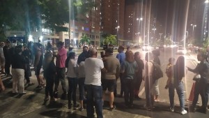 Guiso de remolques de Chacao se trasladó a Ciudad Tiuna y los habitantes protestaron (Videos)