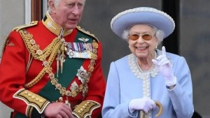 The Crown: la nueva temporada sugiere que Carlos quiso que la reina Isabel abdicara en su favor