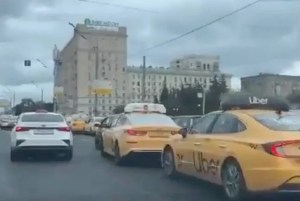 Anonymous provoca el caos en el tráfico de Moscú: envían a docenas de taxis a la misma dirección (VIDEO)