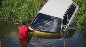 Carro cayó al fondo de un canal de aguas servidas en Tucupita (Fotos)