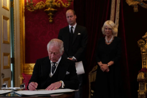 El polémico gesto de Carlos III durante la firma de su proclamación como rey (VIDEOS)