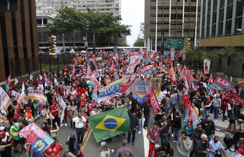 A pie y en moto: Así Lula y Bolsonaro cerraron campaña en Brasil (FOTOS)