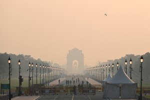 Levantan parcialmente las restricciones por contaminación del aire en Nueva Delhi